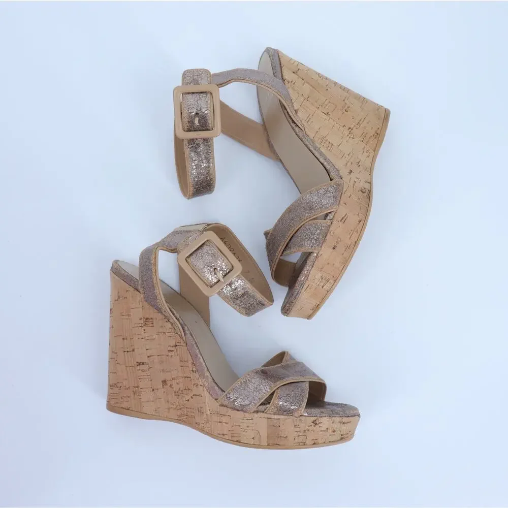 STUART WEITZMAN Annex Penny Wedge Sandal Crackled Leather Gold Metallic Womens 7 - Picture 1 of 10